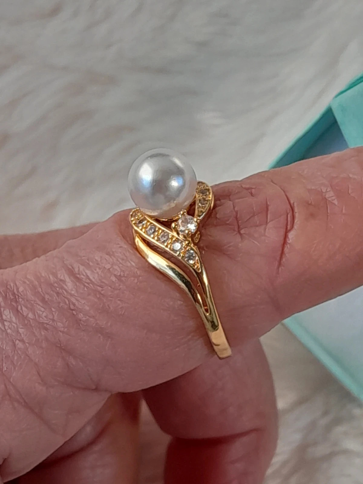 Anillo dorado, con perla blanca y pedrería, talla 60 – photo 6